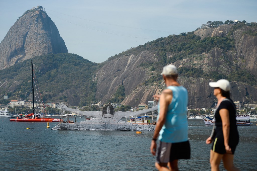 Rio de Janeiro - Artista francês Jr instala obra artística com tema esportivo na praia de Botafogo, zona sul da capital ( Tomaz Silva/Agência Brasil)